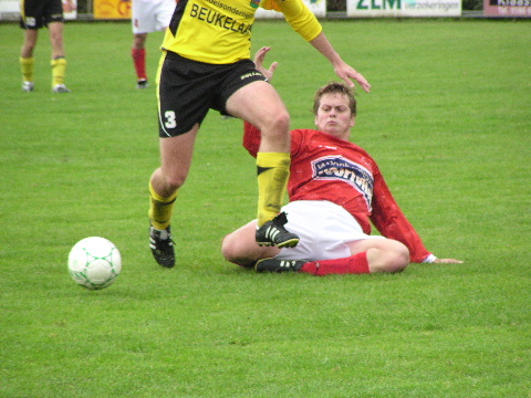 Jan Deij zet een sliding in
