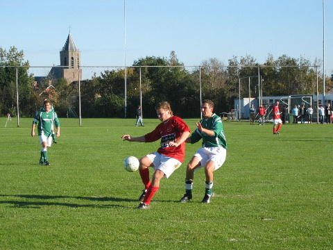 Jan Deij schermt de bal af